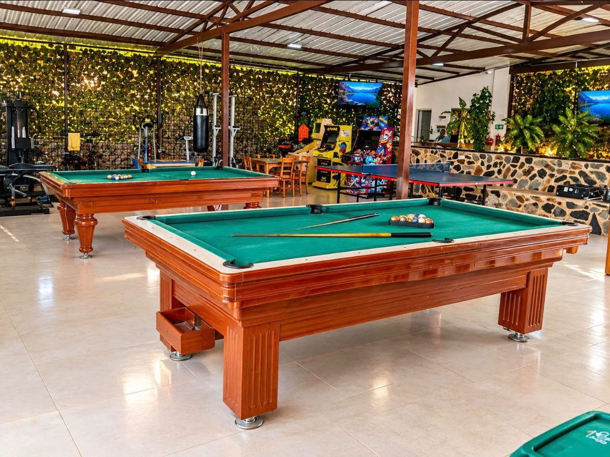 Sala de juegos con mesa de billar
